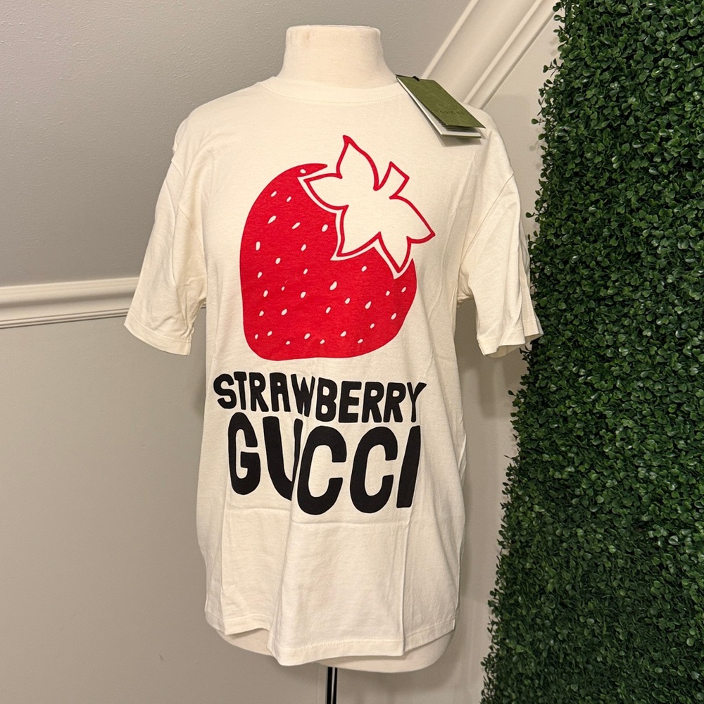Gucci Cream Tee with Red Strawberry Design oversized XS